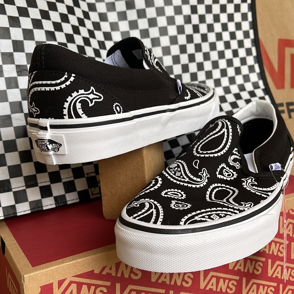 Vans Men’s Classic Slip On Peace Paisley Black/True White sneakers - Picture 10 of 16